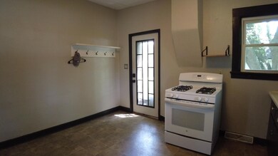 102 S Logan 002