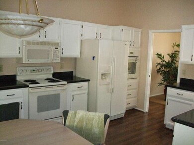 15 Kitchen w' 2 ovens, fridge, microwave