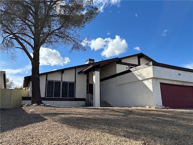 View of front of house with an attached garage, fe