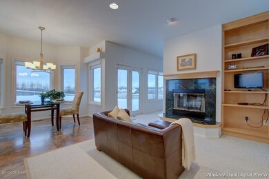 Fam  Rm w/Access to Deck & Backyard