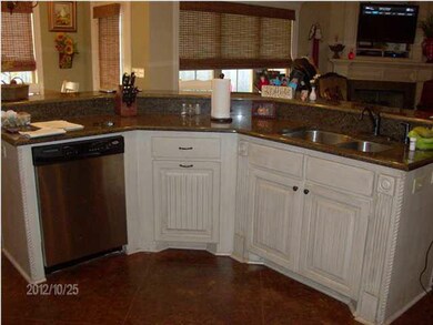 Kitchen /Bar area