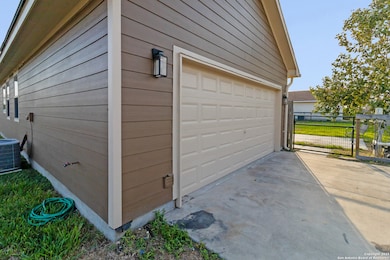402 W Sullivan St, Skidmore, TX 78389 - photo 3