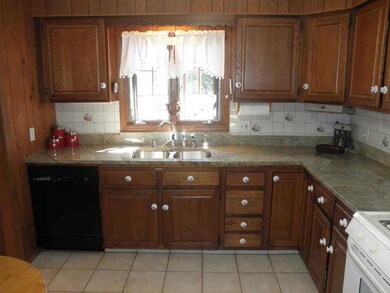 Kitchen. Oak Cabinets, Granite Counters!