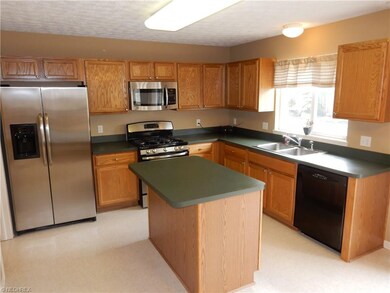 Eat-in Kitchen with all appliances!