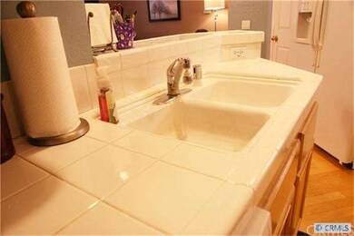 These counters are clean and in excellent shape.  