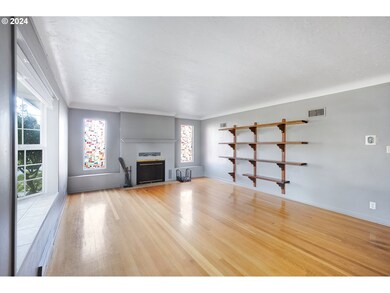 Living Room/Entrance