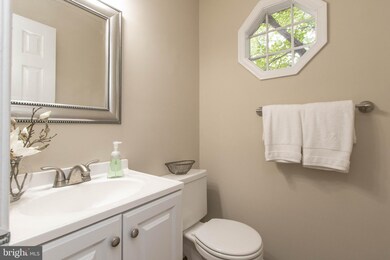 11516 Pine Cone Ct, Reston, VA 20191 - photo 4