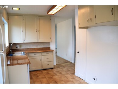 1105 E 11th St, the Dalles, OR 97058 - photo 4