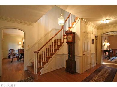 Foyer - Large entrance hall with rich architectura