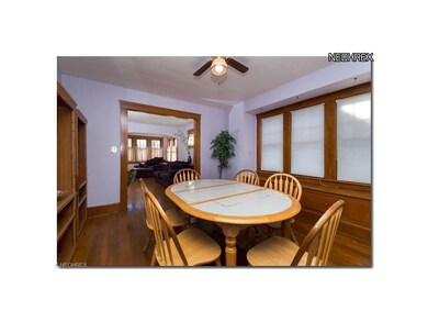Dining room 1 - large enough for those holiday gat