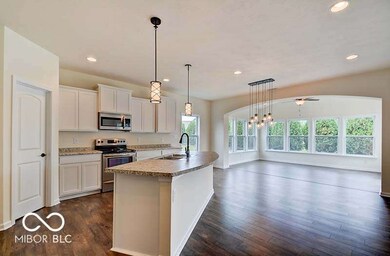 696 Yorkshire Dr, Columbus, IN 47201 - photo 2