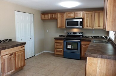 Beautiful new kitchen w/stainless appl.