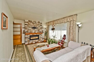 115 Hemlock Rd, Stroudsburg, PA 18360 - photo 2