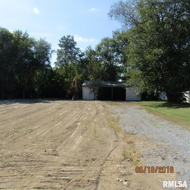 201 S Shaw St, Harrisburg, IL 62946 - photo 2