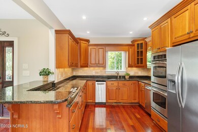 Kitchen w/ peninsula seating