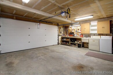 Oversized Garage w Washer and Dryer