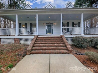 Sprawling front porch!