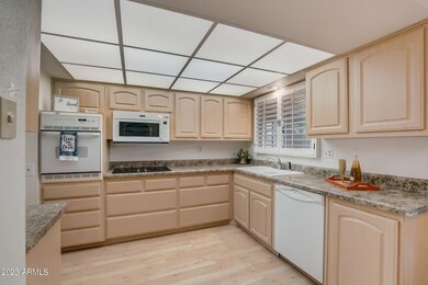 14-web-or-mls-N Willowcreek Cir-012