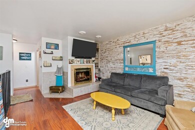 27-Living Room 20200515-DW-7549