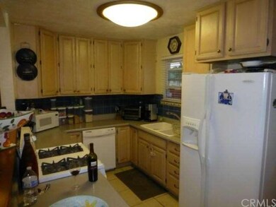 Bright kitchen with loads of storage cabinets 