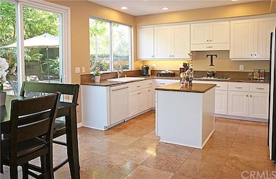 Light And Bright Kitchen w/Newer Cabinetry, Granit