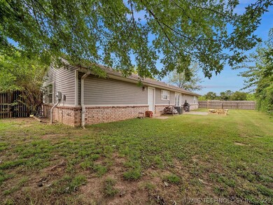 122 N 2nd St, Chouteau, OK 74337 - photo 6