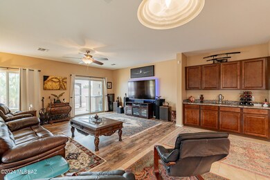 4FamilyRoomBarTop