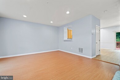 11113 Little Fox Ln, Germantown, MD 20876 - photo 3