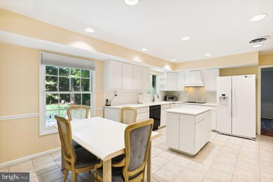 8801 Fox Hills Trail, Potomac, MD 20854 - photo 7