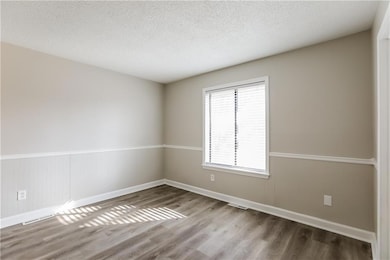 1813 NE Gatewood Dr, Lees Summit, MO 64086 - photo 5