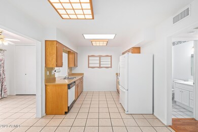 14038 N Thunderbird Blvd, Sun City, AZ 85351 - photo 4