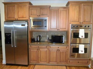 FULLY EQUIPPED KITCHEN WITH A VIKING REFRIGERATOR,