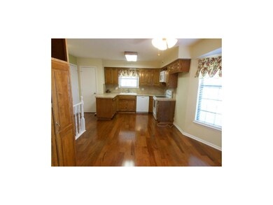 Sparkling wood floor, newer appliances, new screen