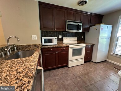 20521 Strath Haven Dr, Montgomery Village, MD 20886 - photo 4