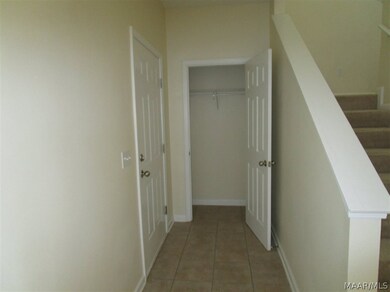 Entry foyer w/closet