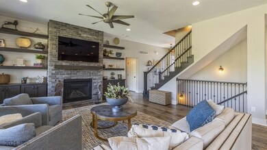 10109 Hidden Valley Dr, Johnston, IA 50131 - photo 3