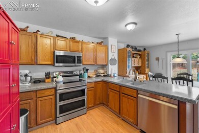 Kitchen with kitchen peninsula, stainless steel ap