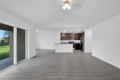 193 Yager Cir, Fort Myers, FL 33913 - photo 4