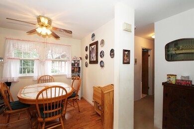 Eat-In-Kitchen