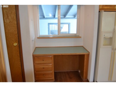 924 SW Fox Place, Troutdale, OR 97060 - photo 4