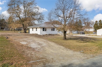 211 N 3rd St, King City, MO 64463 - photo 2
