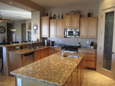 Kitchen Counters & Pantry