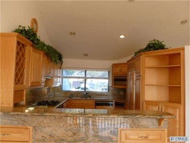 Granite counter tops & extra eating area
