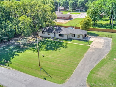 904 NE 12th St, Wagoner, OK 74467 - photo 3