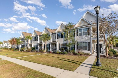 View of front facade featuring a front lawn