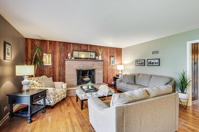 527 Briarhill Ln, Glenview, IL 60025 - photo 4