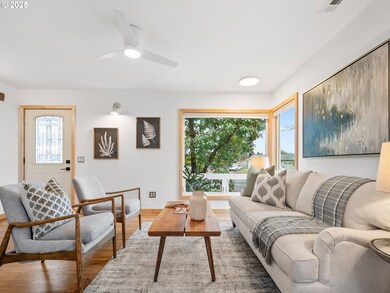 Living Room/Entrance