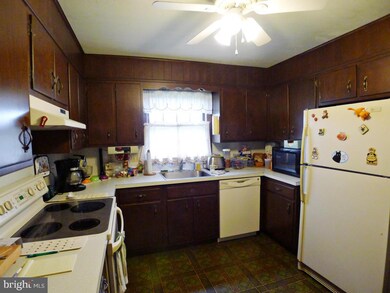 230 E Spruce St, New Holland, PA 17557 - photo 4