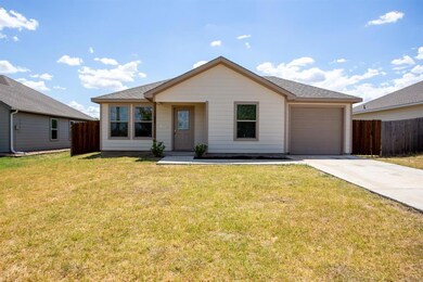 315 Blakney St, Cleburne, TX 76031 - photo 2