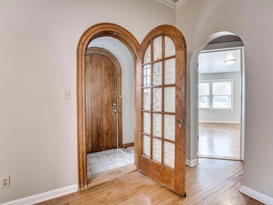 Vestibule inside arched front door
